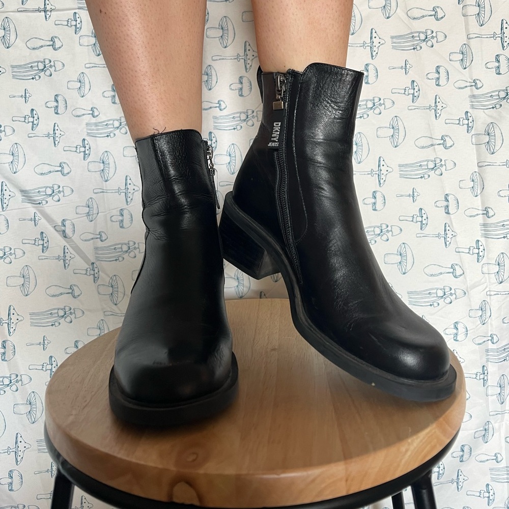 black chunky DKNY boots 😍🖤